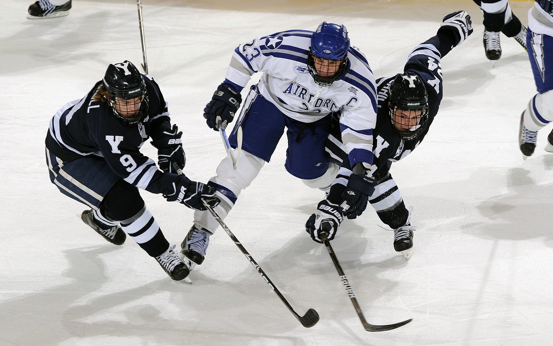 中超赛场各队形势紧迫，胜负难以预料，中超比赛的情况